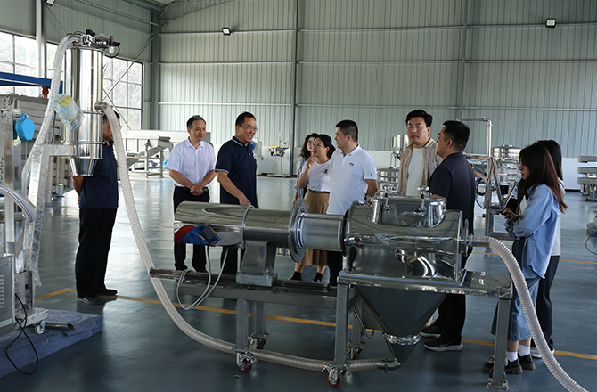 頂端新聞?dòng)浾?鄒皓羽 振動(dòng)篩分、封頭制造、金水電纜、中原農(nóng)谷，一個(gè)個(gè)都是新鄉(xiāng)市重點(diǎn)產(chǎn)業(yè)的響亮名片。 9月21日，“十大戰(zhàn)略進(jìn)行時(shí)——數(shù)智河南 豫見(jiàn)未來(lái)”采訪團(tuán)抵達(dá)新鄉(xiāng)市，深入了解該市重點(diǎn)產(chǎn)業(yè)數(shù)智轉(zhuǎn)型的產(chǎn)業(yè)布局情況。 振動(dòng)產(chǎn)業(yè)看新鄉(xiāng)，精細(xì)篩分高服強(qiáng) “常說(shuō)新飛冰箱好，以后是新鄉(xiāng)篩分好。”在新鄉(xiāng)市高服篩分機(jī)械有限公司，董事長(zhǎng)賀占胥是一名務(wù)實(shí)者，從1982年創(chuàng)立公司至今，他已經(jīng)在振動(dòng)篩分行業(yè)深耕了30多年。 振動(dòng)篩分行業(yè)雖是一個(gè)小眾領(lǐng)域，但在工業(yè)生產(chǎn)制造中卻發(fā)揮著關(guān)鍵作用。“篩分作業(yè)是重要的生產(chǎn)環(huán)節(jié)之一，振動(dòng)篩分設(shè)備相當(dāng)于工業(yè)之腎，可以大幅提高生產(chǎn)原材料的品質(zhì)質(zhì)量和生產(chǎn)效率。” 賀占胥表示，無(wú)論客戶提出多細(xì)微的篩分要求，我們百分百都能做好! 在賀占胥的帶領(lǐng)下，公司專注于精準(zhǔn)篩分設(shè)備的研發(fā)和制造，從概率篩分到準(zhǔn)確分級(jí)，從無(wú)塵篩分過(guò)濾到構(gòu)建智能化篩分系統(tǒng)，解決了在精細(xì)篩分領(lǐng)域眾多“卡脖子”難題，成功研發(fā)出國(guó)內(nèi)首套新型超精細(xì)氣流篩分機(jī)，隨著創(chuàng)新突破，還研制出了旋振篩、超聲篩等多項(xiàng)新產(chǎn)品，成為精細(xì)篩分行業(yè)中的領(lǐng)先者，2021年獲評(píng)國(guó)家級(jí)專精特新“小巨人”企業(yè)。 “從創(chuàng)新驅(qū)動(dòng)的角度來(lái)說(shuō)，我們目前獲準(zhǔn)有400多項(xiàng)國(guó)家專利。”高服篩分機(jī)械有限公司研發(fā)部副總王躍河表示，公司創(chuàng)新緊貼市場(chǎng)需求，在精細(xì)篩分領(lǐng)域做到了設(shè)備品種最全，用戶最廣?！懊磕晖度氲目蒲薪?jīng)費(fèi)占銷(xiāo)售收入的5%-7%。” 據(jù)了解，新鄉(xiāng)縣現(xiàn)有振動(dòng)設(shè)備生產(chǎn)企業(yè)334家，配套生產(chǎn)企業(yè)110余家，形成了完整的上下游產(chǎn)業(yè)鏈，全國(guó)振動(dòng)機(jī)械總產(chǎn)量60%來(lái)自新鄉(xiāng)。2022年，新鄉(xiāng)縣的振動(dòng)產(chǎn)業(yè)占全國(guó)市場(chǎng)80%。2023年4月，新鄉(xiāng)縣被中國(guó)重型機(jī)械工業(yè)協(xié)會(huì)授予“振動(dòng)之都”稱號(hào)。 來(lái)源：頂端新聞