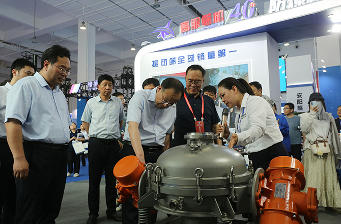 中原農(nóng)谷第二屆振動(dòng)機(jī)械產(chǎn)業(yè)博覽會盛大開幕，新鄉(xiāng)市長魏建平親臨高服展區(qū)指導(dǎo)工作