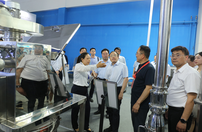 中原農(nóng)谷第二屆振動(dòng)機(jī)械產(chǎn)業(yè)博覽會盛大開幕，新鄉(xiāng)市長魏建平親臨高服展區(qū)指導(dǎo)工作