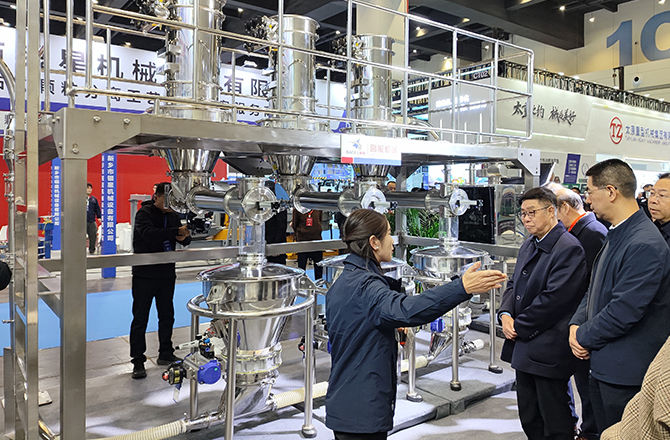 高服以“智能篩分系統(tǒng)+防爆解決方案”雙引擎驅(qū)動(dòng)制造業(yè)升級(jí)，獲工信部領(lǐng)導(dǎo)現(xiàn)場(chǎng)點(diǎn)贊